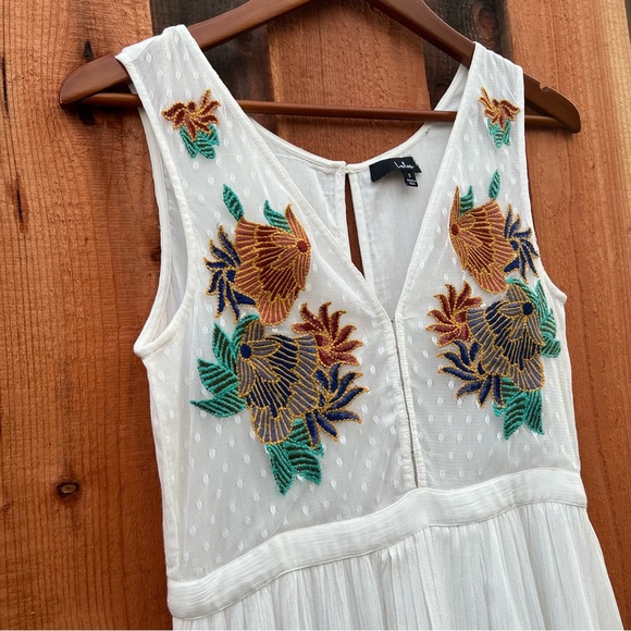 White Bohemian Floral Embroidered Gauzy Maxi Dress 🌿 - Picture 5 of 15